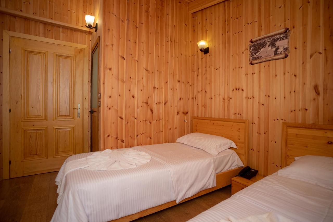Hotel Shpija E Gjyshit Canaj ภายนอก รูปภาพ