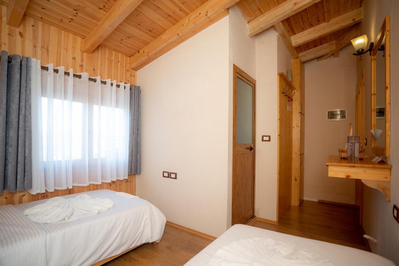Hotel Shpija E Gjyshit Canaj ภายนอก รูปภาพ