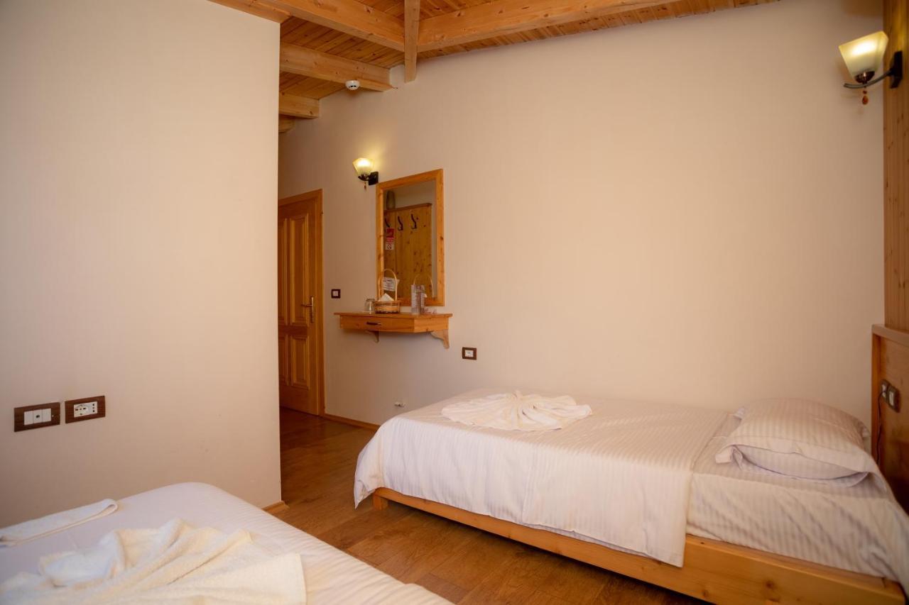 Hotel Shpija E Gjyshit Canaj ภายนอก รูปภาพ