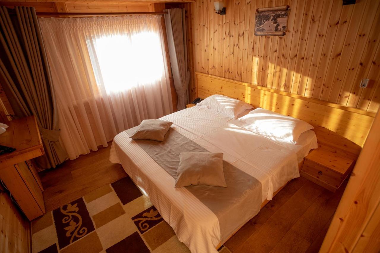 Hotel Shpija E Gjyshit Canaj ภายนอก รูปภาพ