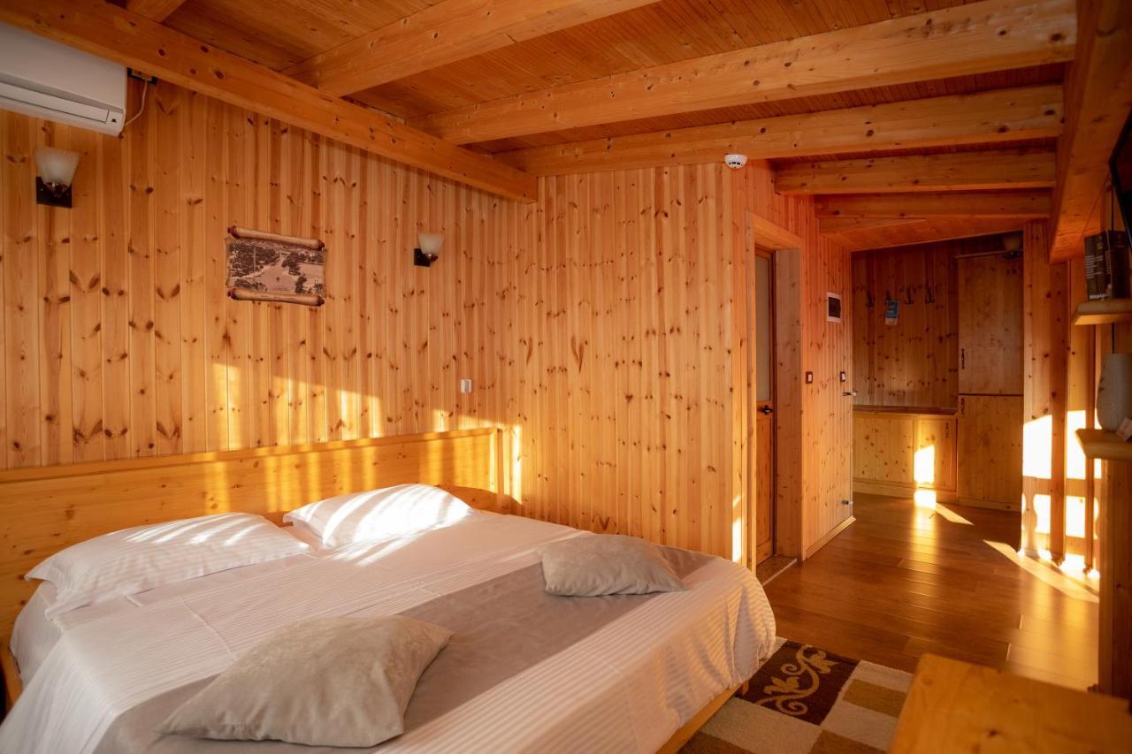 Hotel Shpija E Gjyshit Canaj ภายนอก รูปภาพ