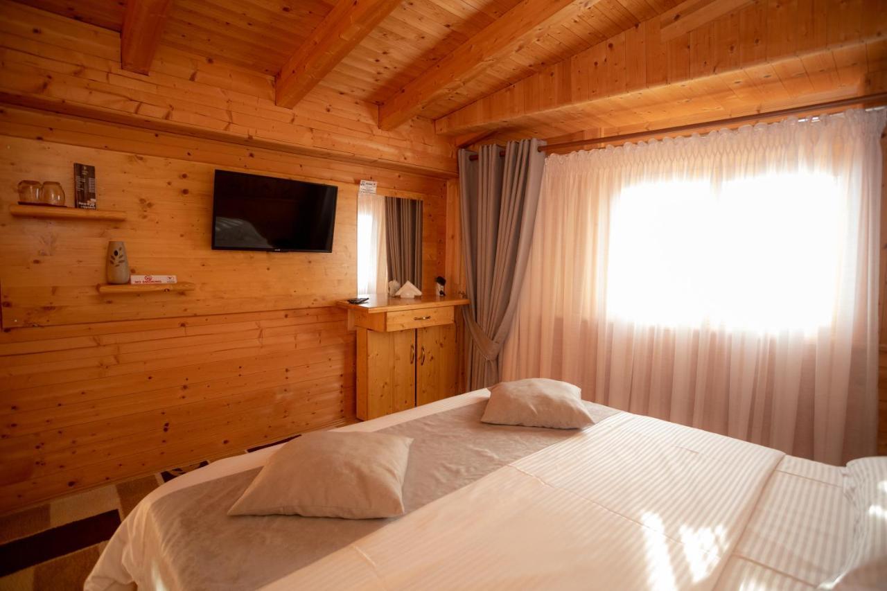 Hotel Shpija E Gjyshit Canaj ภายนอก รูปภาพ