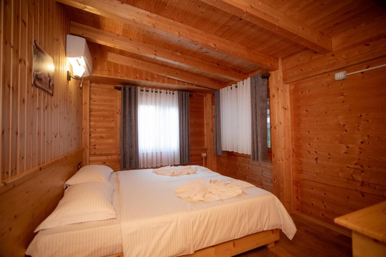 Hotel Shpija E Gjyshit Canaj ภายนอก รูปภาพ